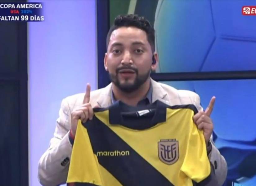 Jerry Robalino sosteniendo la camiseta de Ecuador