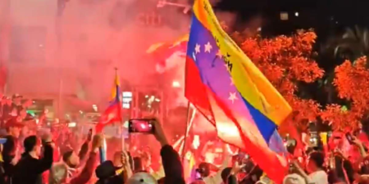 Hinchas venezolanos apoyaron a su selección en los exteriores del hotel de concentración