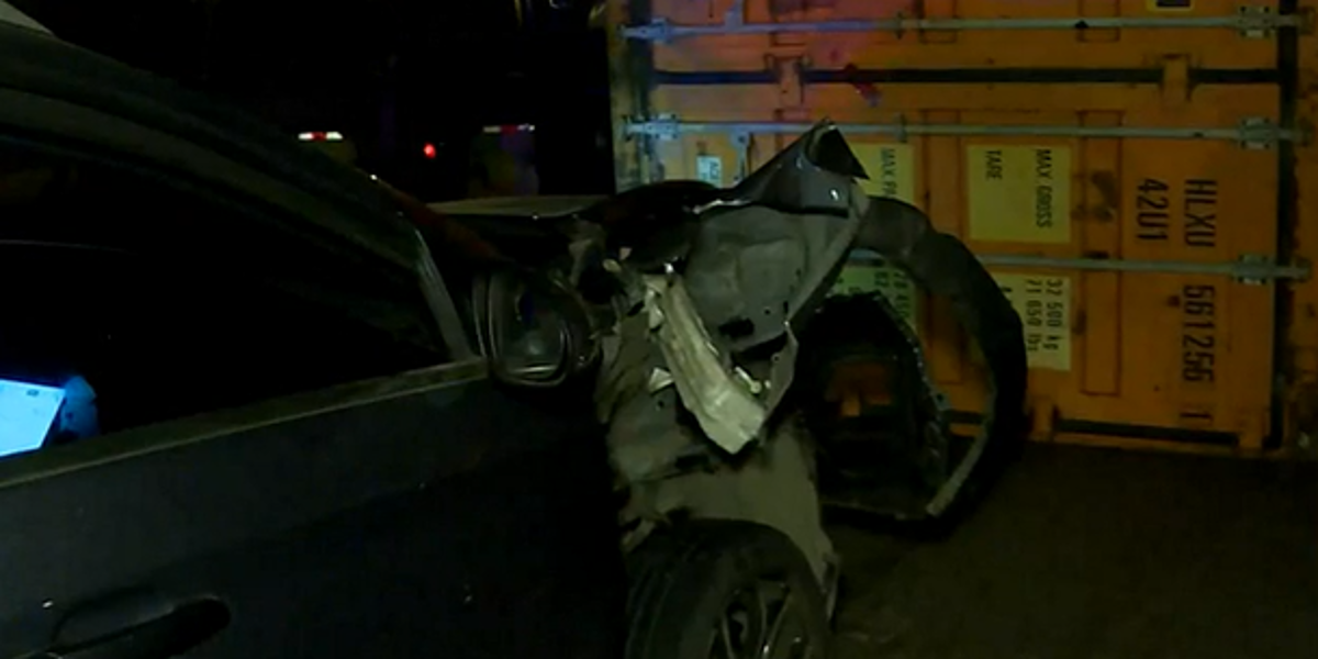 Guayaquil: una mujer es asaltada en la autopista Narcisa de Jesús luego que un contenedor cayó sobre su carro