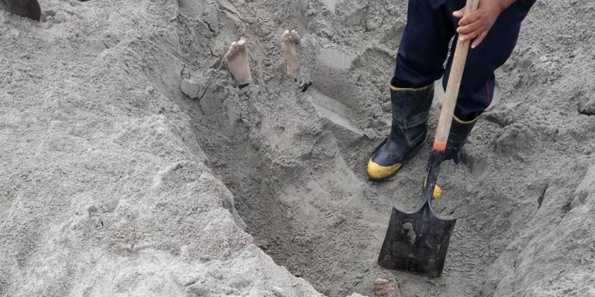 Dos jóvenes desaparecidos fueron encontrados enterrados en una playa de Pedernales, Manabí