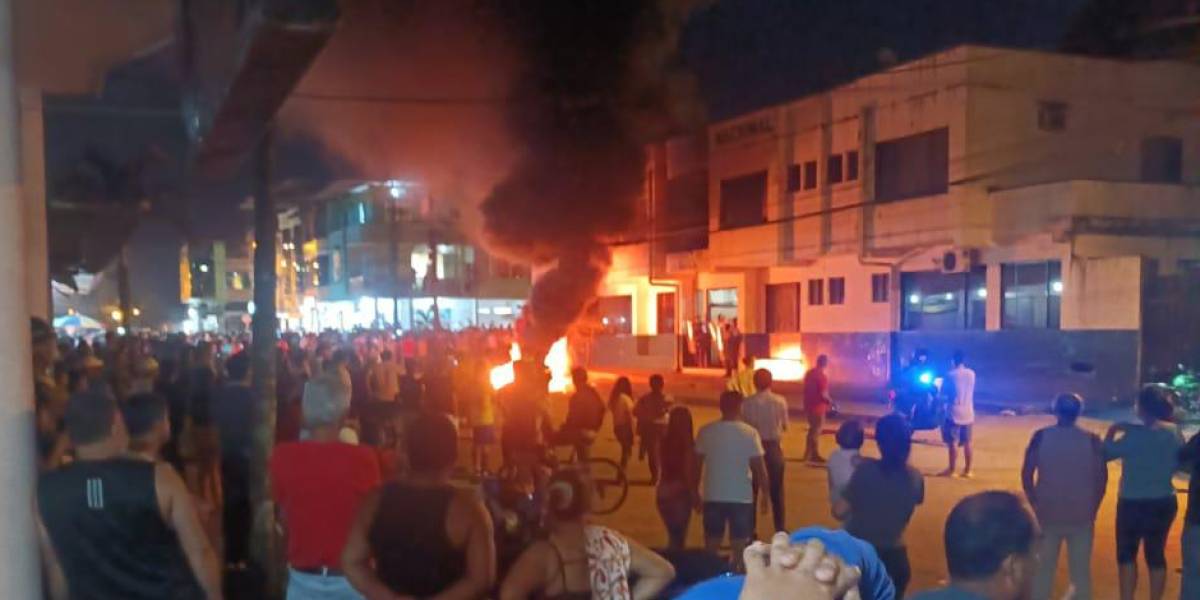 Cotopaxi | Una turba atacó una unidad policial en La Maná e intentó linchar a cinco secuestradores