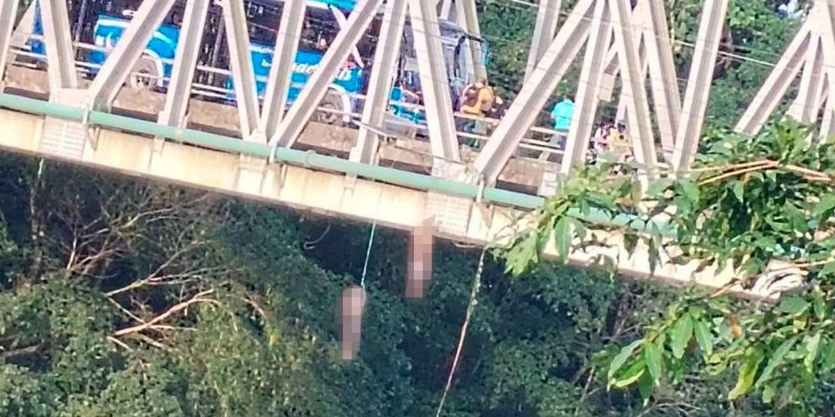 Dos cadáveres son colgados sobre un puente en El Coca, provincia de Orellana