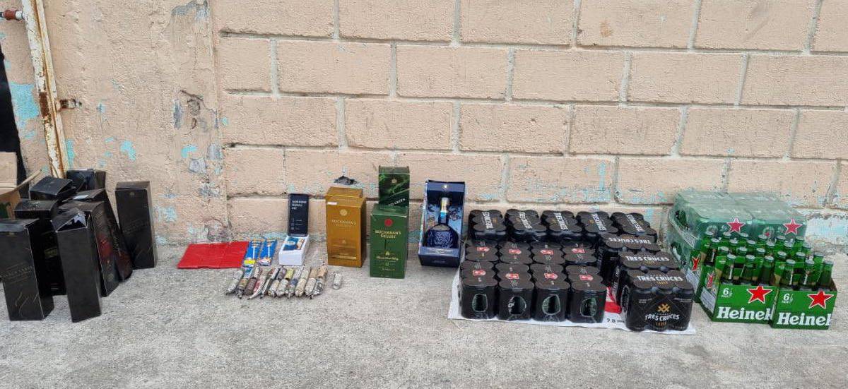 Militares decomisan botellas de whisky y petardos en la cárcel de Machala por las fiestas de fin de año