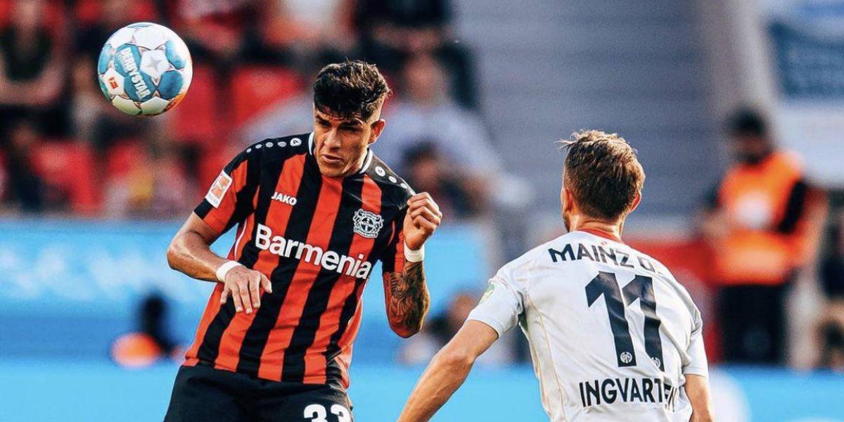 Piero Hincapié hace jugada salvadora y es destacado por su entrenador en Alemania