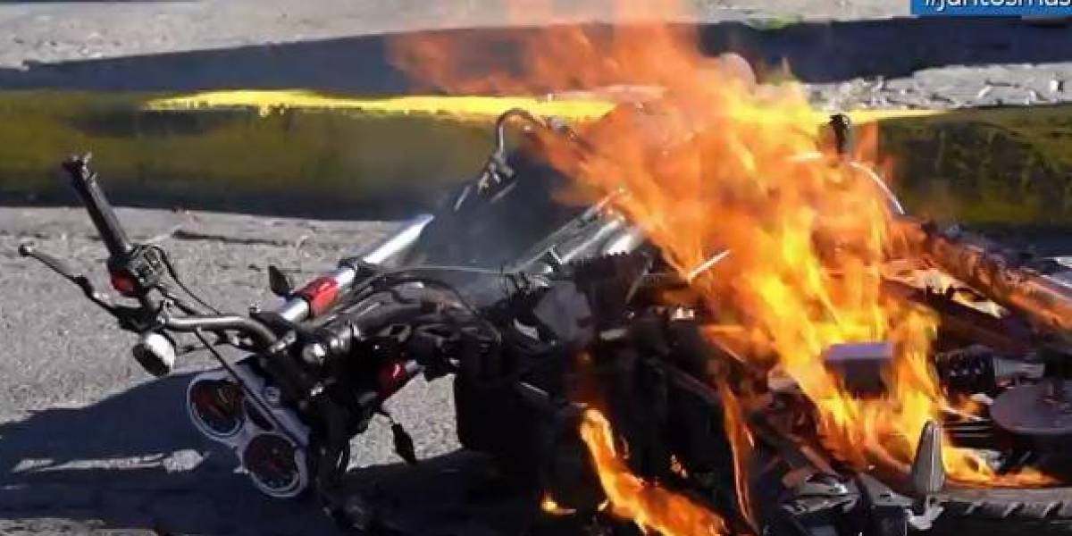 Quito: moradores de Bellavista Alta queman moto de delincuentes que habían intentado robar un celular