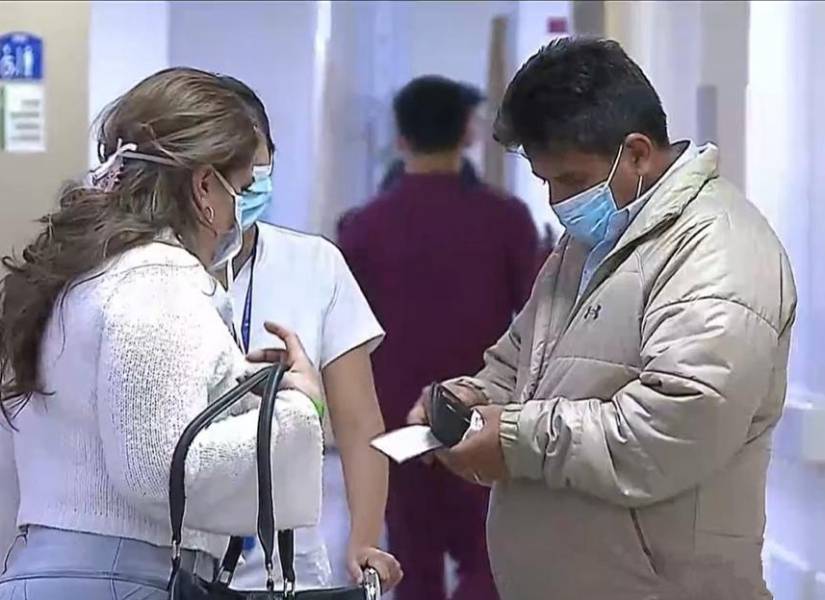 Imagen de dos personas con mascarilla en un hospital.
