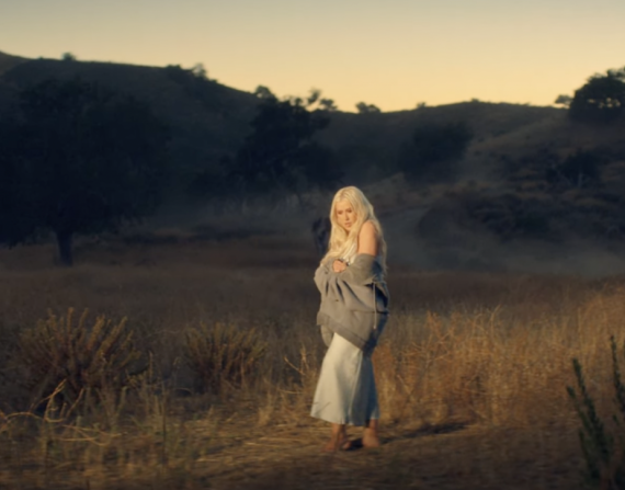 Christina Aguilera aparece en medio de un campo durante el video.