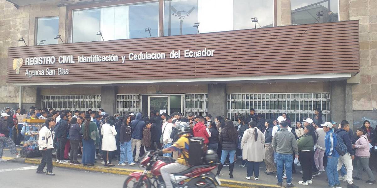 Elecciones Ecuador 2025: Largas filas en oficinas de Registro Civil para obtener la cédula