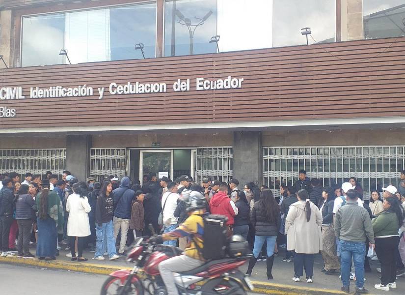 Usuarios reportan largas filas en la oficina del Registro Civil en el centro de Quito, para obtener la cédula.