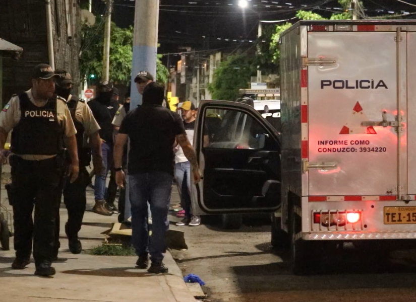 Unidades de la Policía Nacional llegaron al sitio para realizar el levantamiento de los cuerpos.