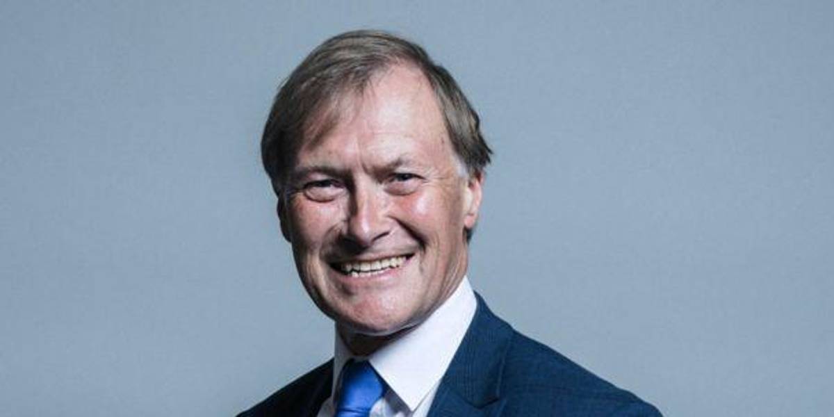 Legislador británico muere tras ser apuñalado afuera de una iglesia en Inglaterra