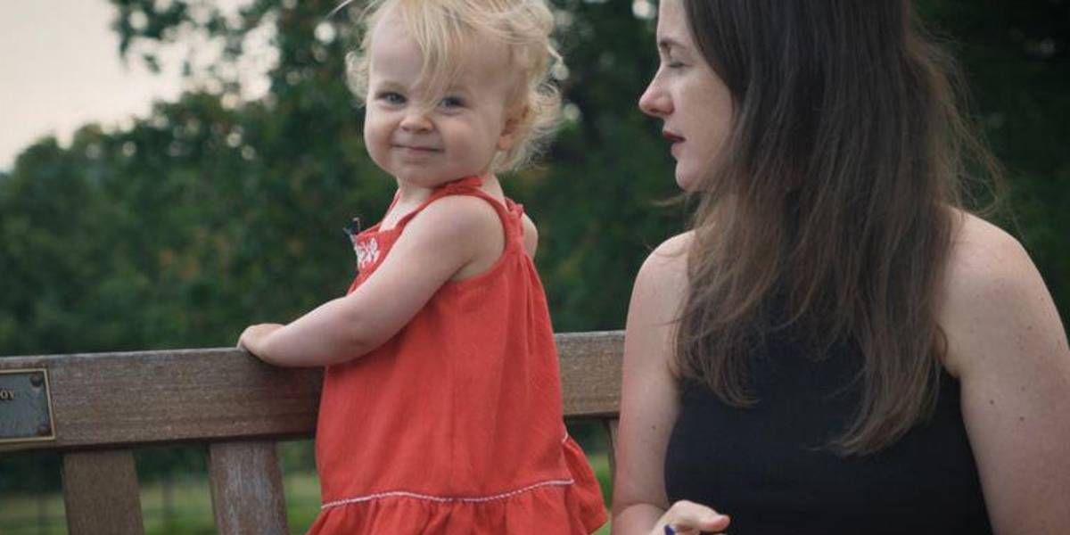 No ve TV ni el celular: la niña de 2 años que se hizo viral diciendo palabras difíciles