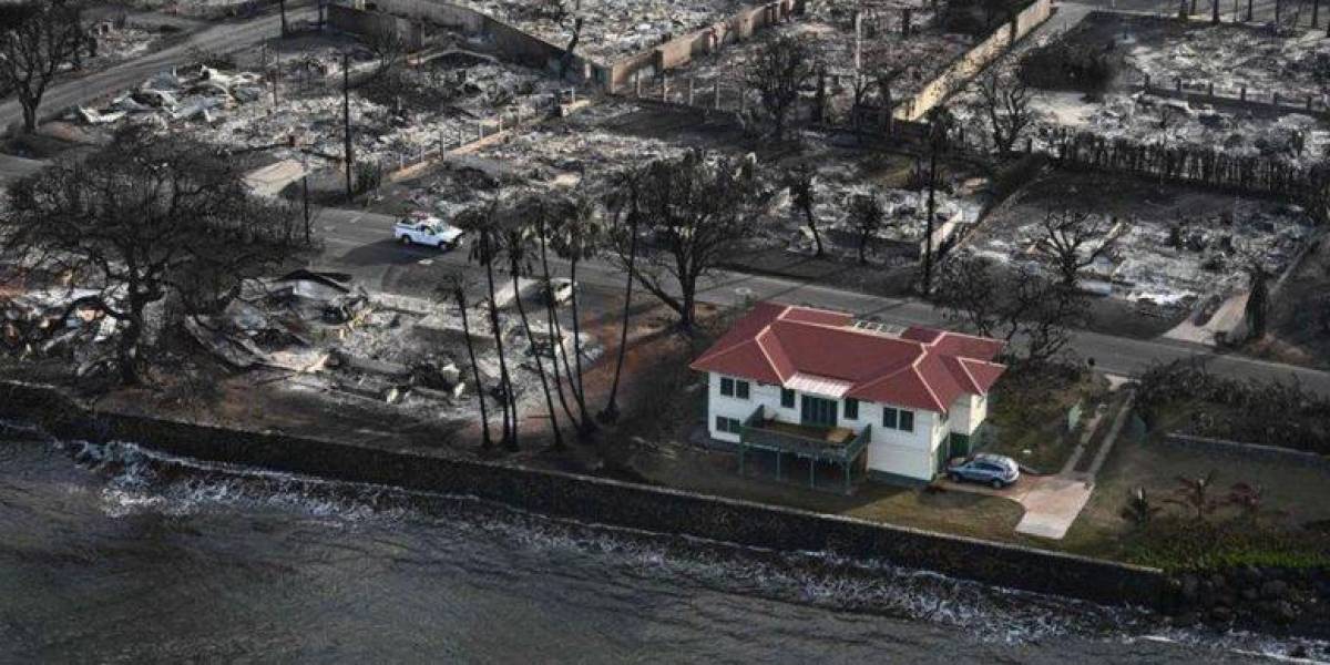 La impresionante imagen de la casa que sobrevivió a los incendios de Maui, en Hawái