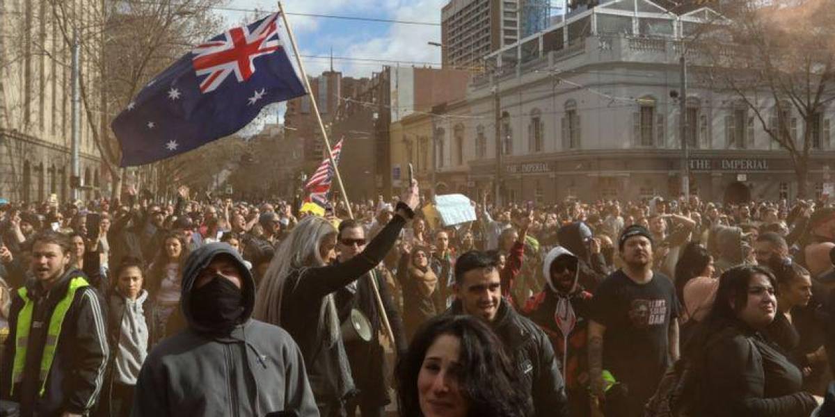 Miles de personas en Australia se manifiestan en contra del confinamiento