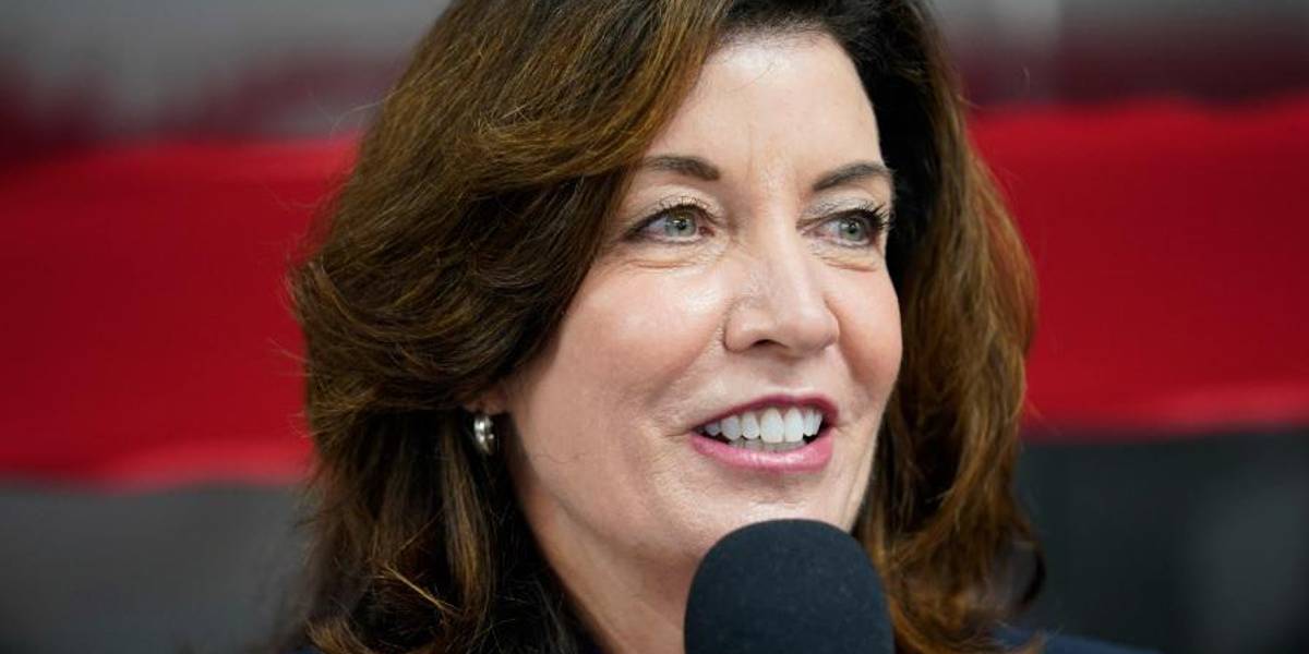 Hochul, la primera mujer que gobernará el estado de Nueva York tras la salida de Cuomo