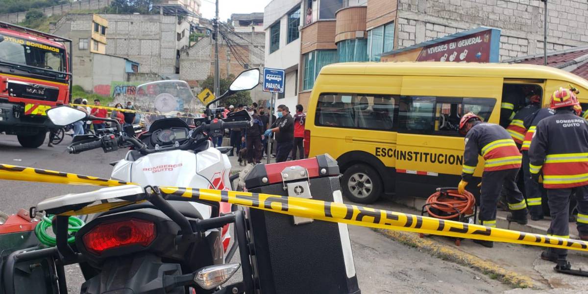Siete niños afectados tras choque de buseta escolar en el sur de Quito