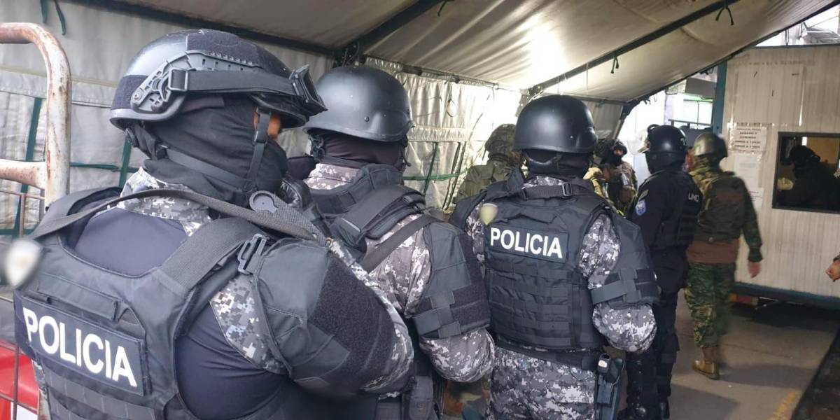 Policías y militares realizan una requisa en la Cárcel 4 de Quito