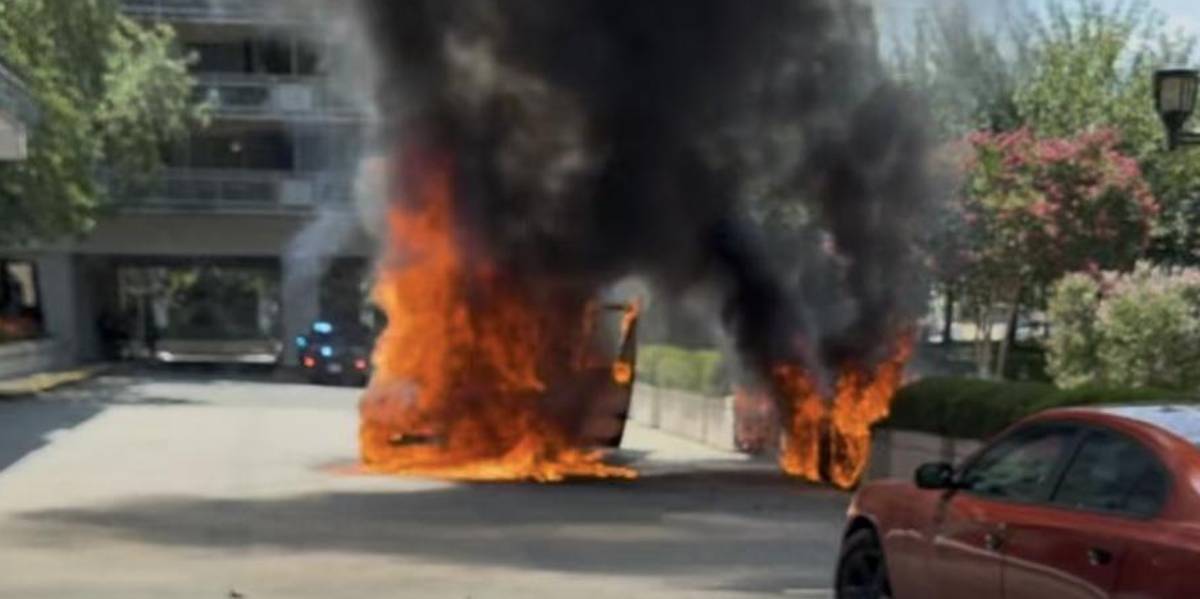 Explosión de camioneta genera alarma en Washington y moviliza a los bomberos