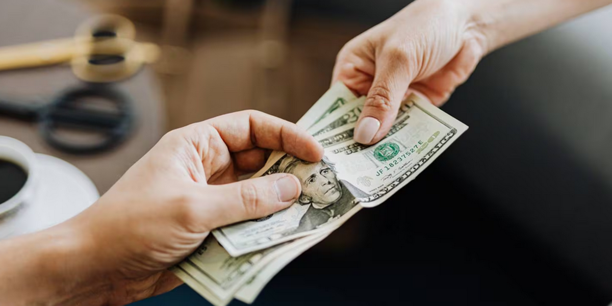 Entre marzo y abril el SRI hará la devolución del IVA a adultos mayores y personas con discapacidad