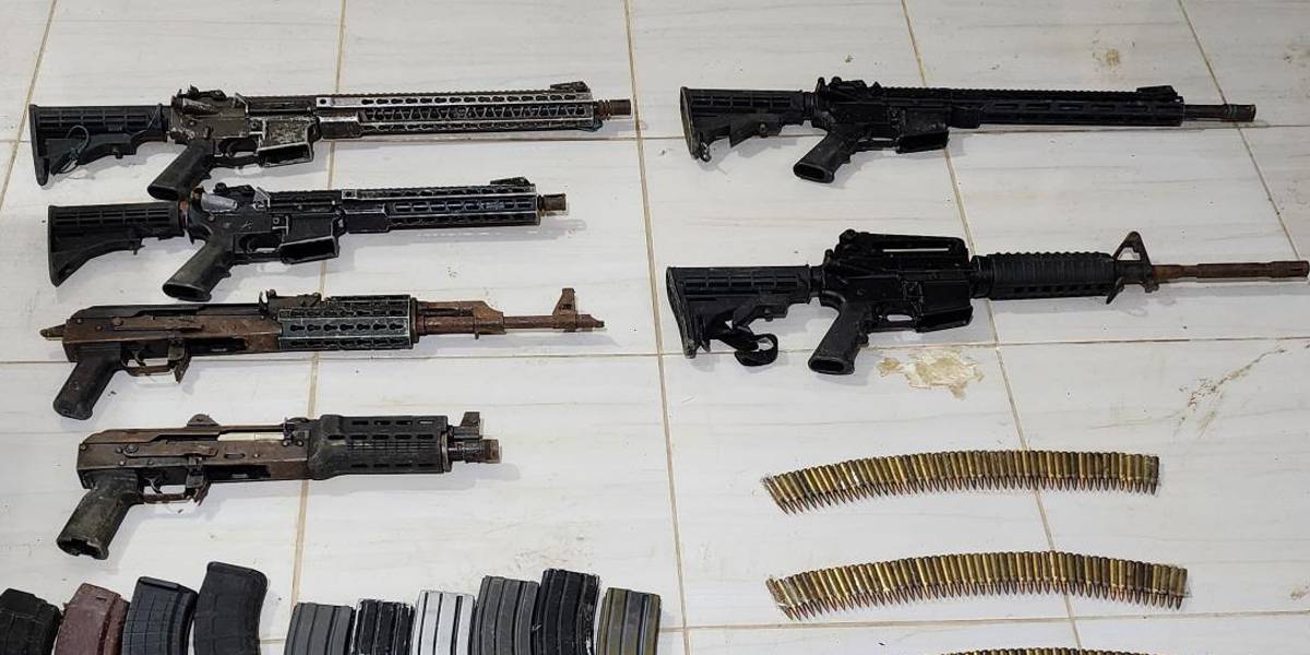 Militares encuentran un arsenal de Los Lobos en Camilo Ponce Enríquez