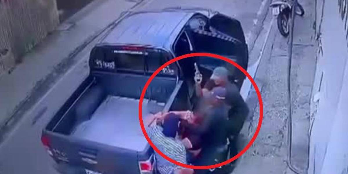 Delincuentes secuestrando a una persona en Guayaquil. Captura de video.