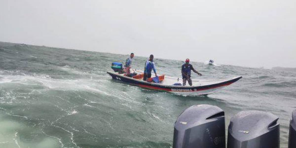 Una lancha con 18 turistas que iban a ver ballenas se viró en el Pacífico colombiano