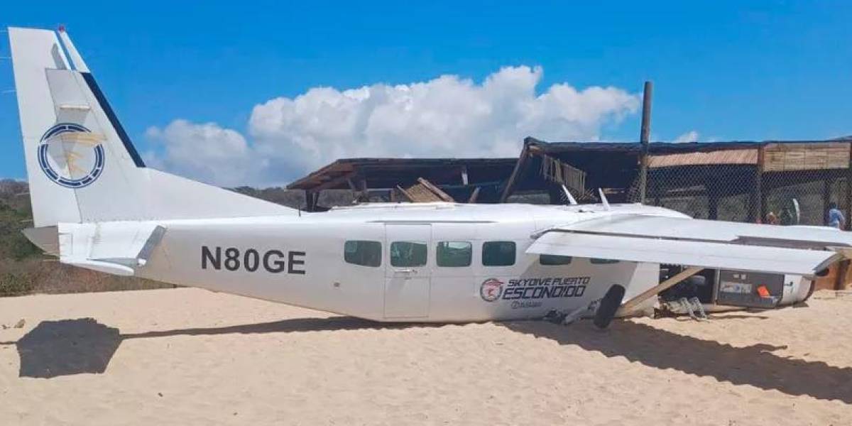 Video | Una avioneta de paracaidismo se estrella en una playa de Puerto Escondido, México, y deja un muerto y cinco heridos