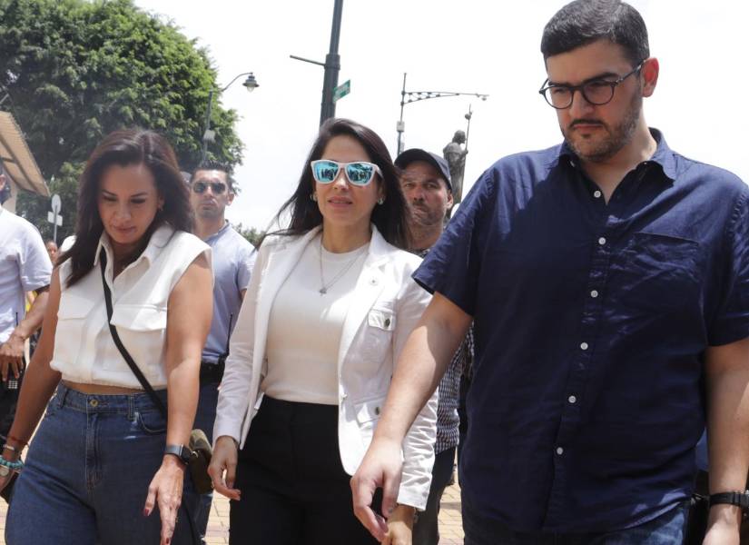 Imagen de agosto de 2023. La prefecta del Guayas, Marcela Aguiñaga; la presidenta de la RC, Luisa González, y el alcalde de Guayaquil, Aquiles Álvarez.