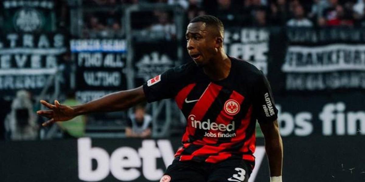 William Pacho se encuentra en el equipo ideal de la jornada 10 de la Bundesliga