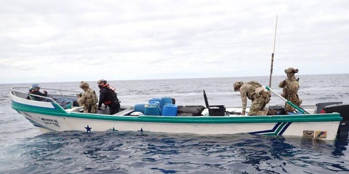 Tres ecuatorianos fueron detenidos por la Armada cuando transportaban cocaína en altamar