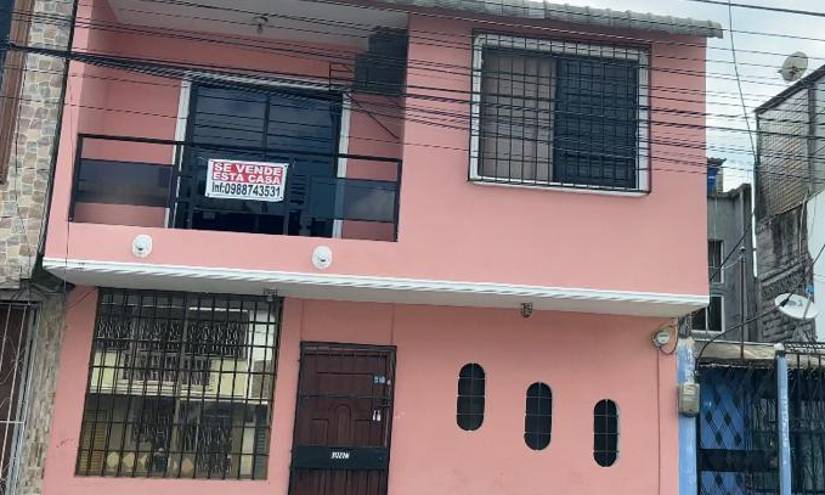 Vivienda con el letrero de se vende en Durán.