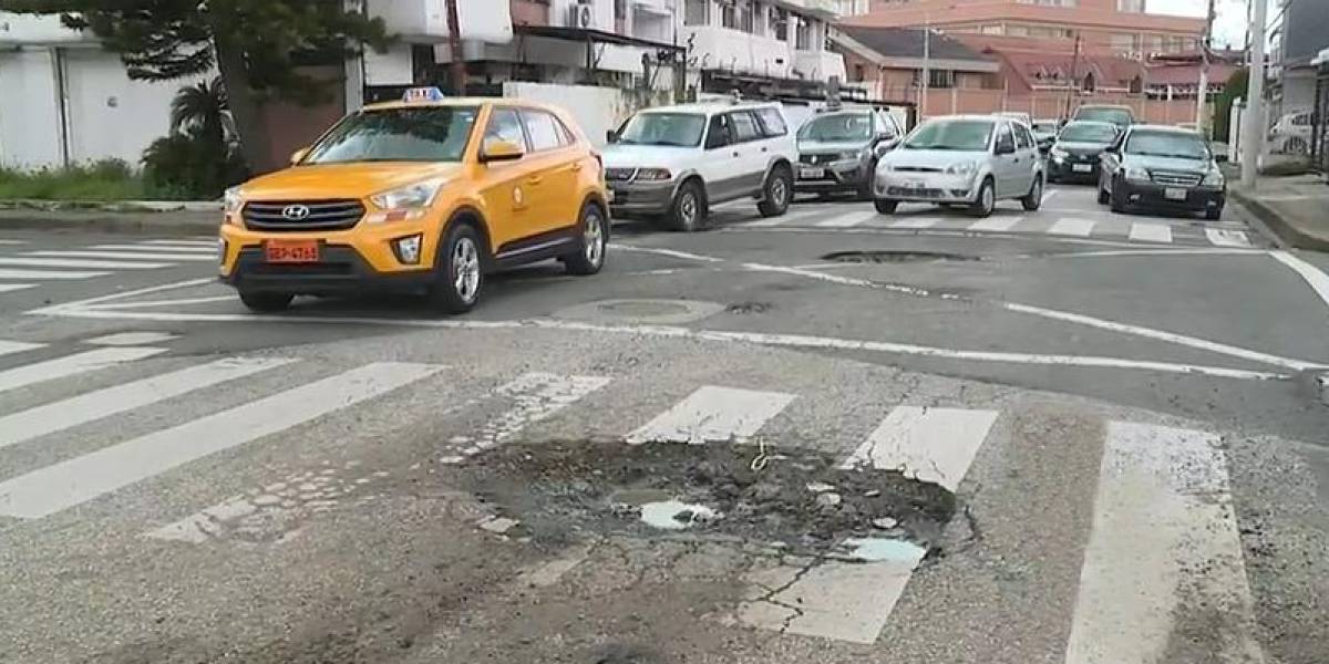 La Alcaldía de Guayaquil reconoce que hay unos 500 baches en la ciudad, pero solo reparará 100
