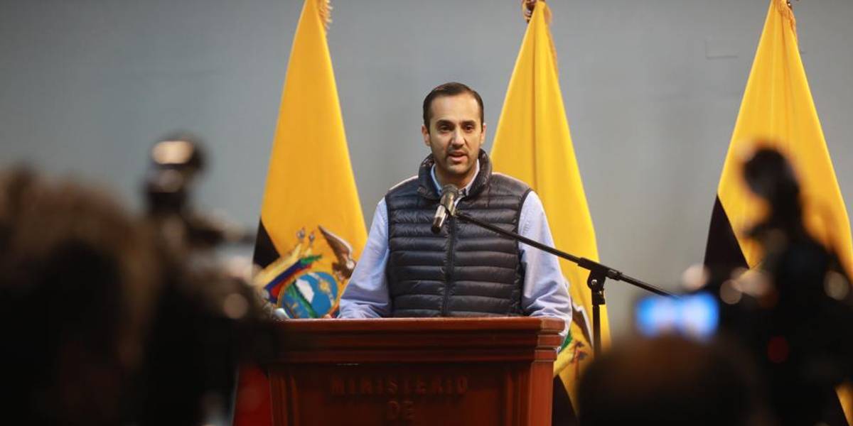 El primer vuelo humanitario de Ecuador saldrá el lunes o martes desde Varsovia capital de Polonia