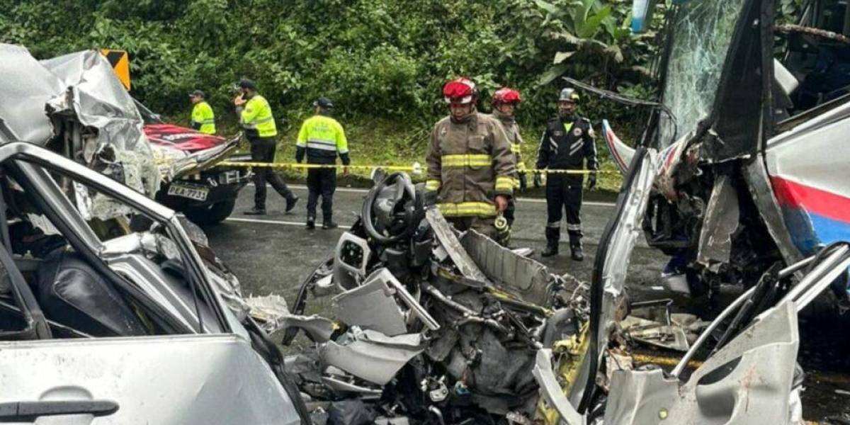 Choque entre un bus y un auto dejó cinco fallecidos en la vía Alóag - Santo Domingo