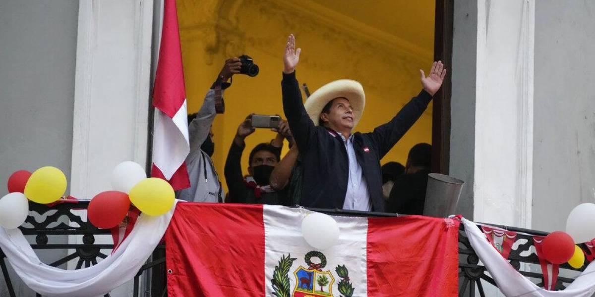 Pedro Castillo cerca de ganar balotaje presidencial en Perú