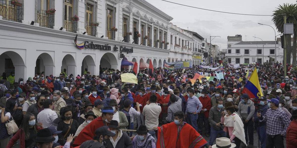 Indígenas marchan en contra del alza de combustibles