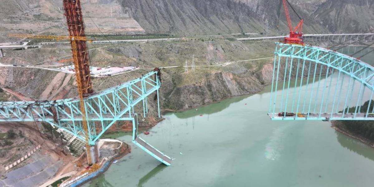 Video | Al menos 12 muertos y varios desaparecidos tras derrumbe de puente en China