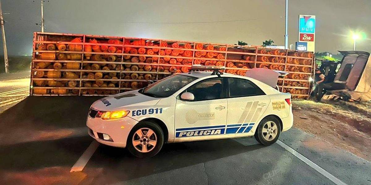 Un camión cargado con 900 cilindros de gas se volcó frente a una gasolinera de la vía Durán-Yaguachi