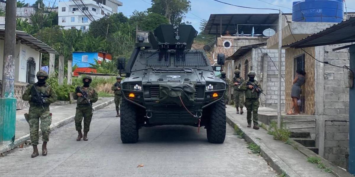 Diez vehículos blindados y 700 militares patrullan la ciudad de Esmeraldas