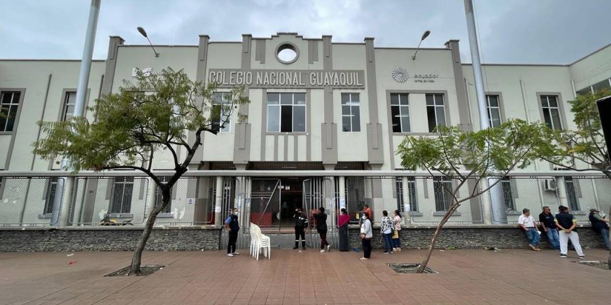 Autoridades atienden a 11 estudiantes del Colegio Guayaquil que consumieron Clonazepam