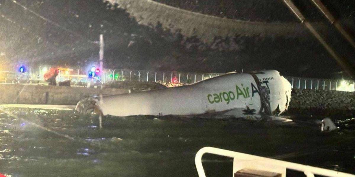 Avión de carga se sale de pista en Hong Kong y cae al mar