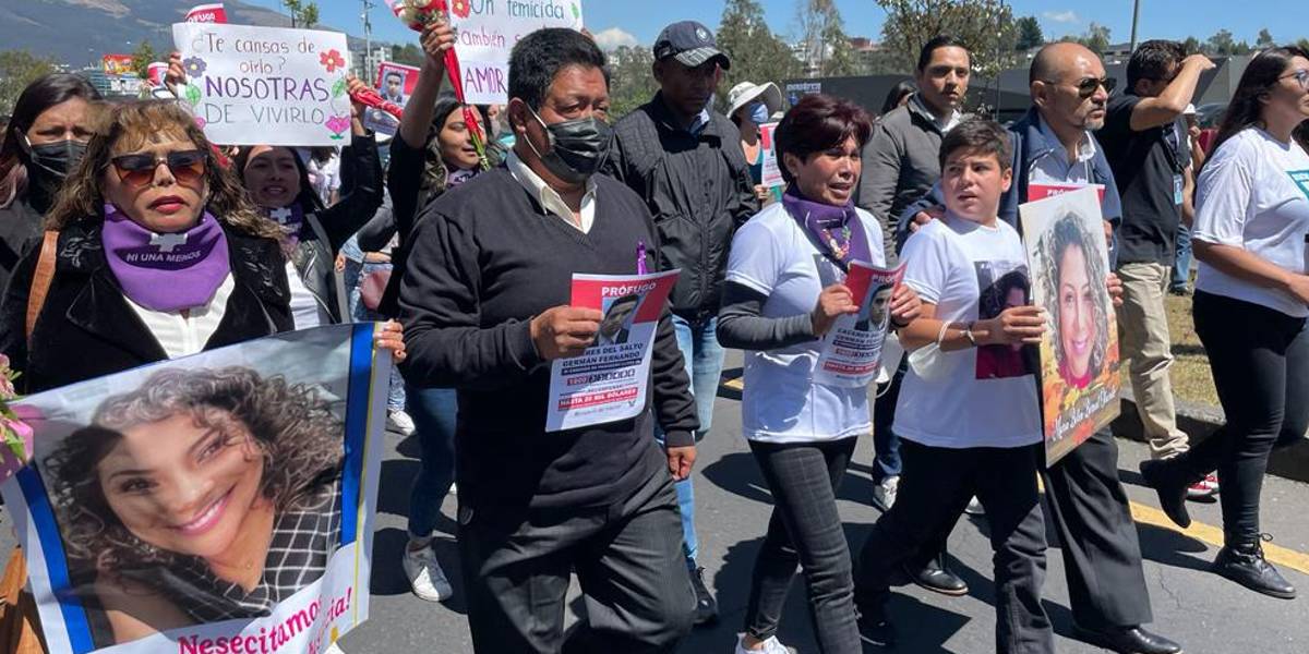 Restos de María Belén Bernal llegan a cementerio de Quito, donde será sepultada alrededor del mediodía