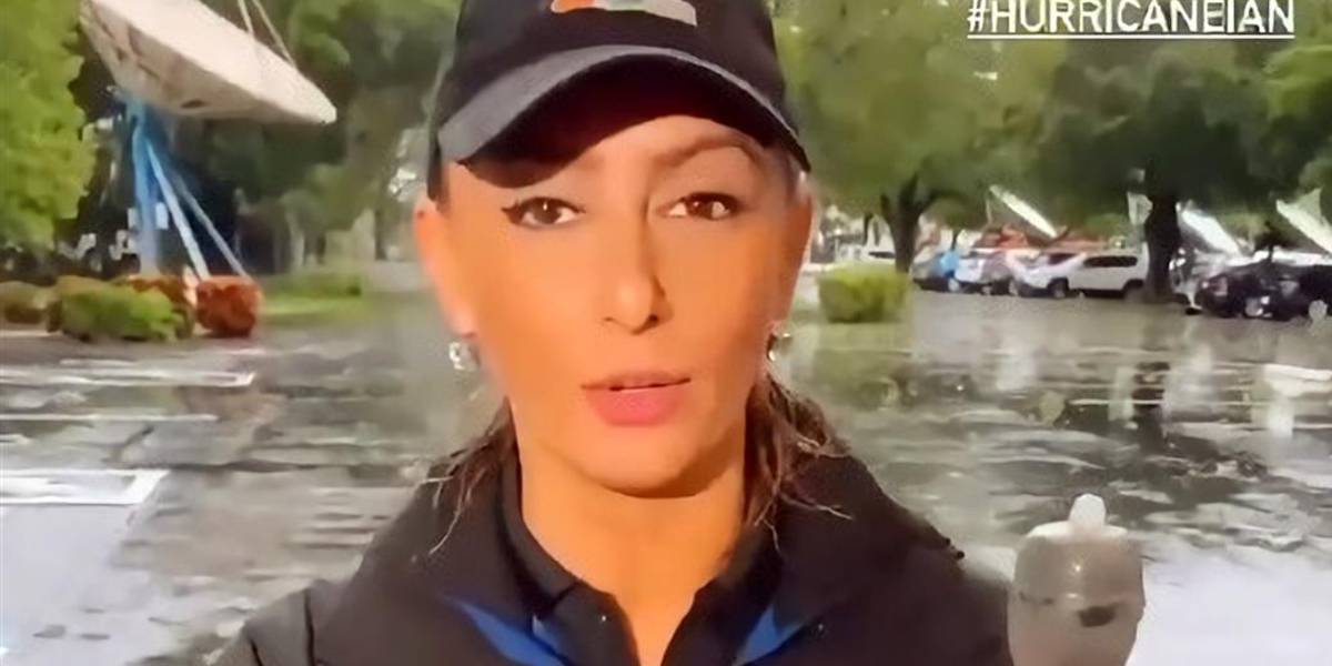 Reportera en EE.UU. protege micrófono con un preservativo mientras informaba sobre huracán Ian