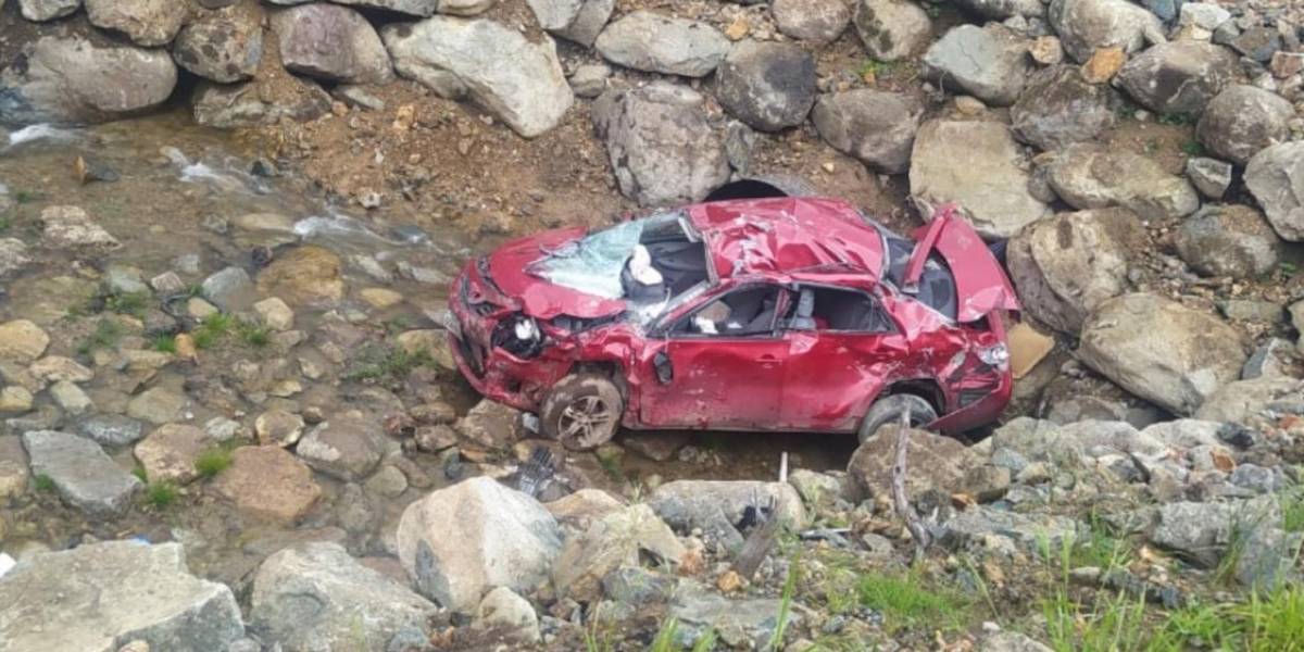 Dos muertos y dos heridos al volcarse un auto en la vía Cuenca-Molleturo-Naranjal