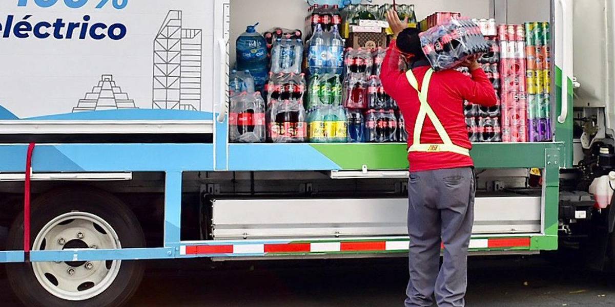 (VIDEO) | Un repartidor de bebidas gaseosas fue captado mientras rellenaba botellas sucias en México