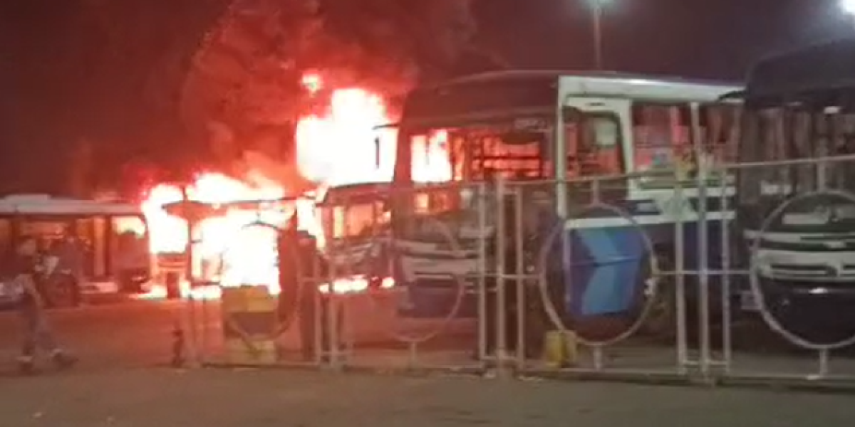 Un incendio en la terminal Río Daule destruyó tres buses de la Metrovía