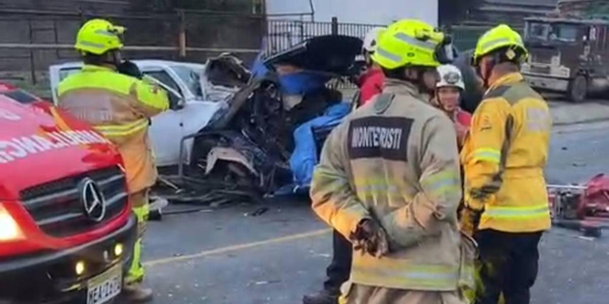 Nueve fallecidos tras choque entre dos vehículos en vía Montecristi-Manta