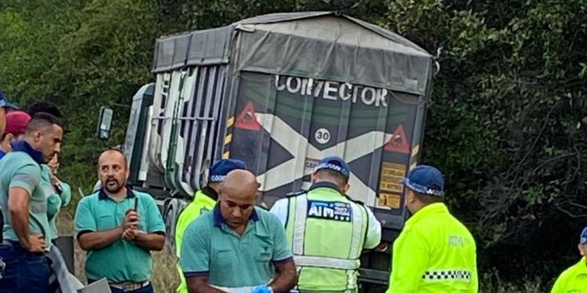 El chofer de un camión muere arrollado en la vía Perimetral, en Guayaquil