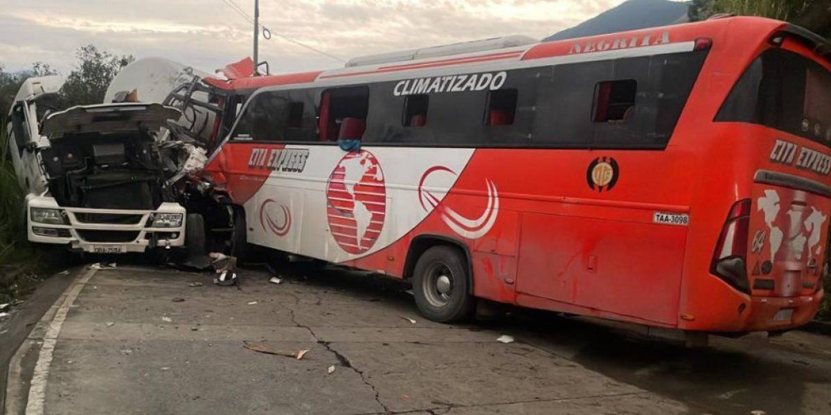 Fatal accidente en Pallatanga: bus y tanquero se estrellaron de frente