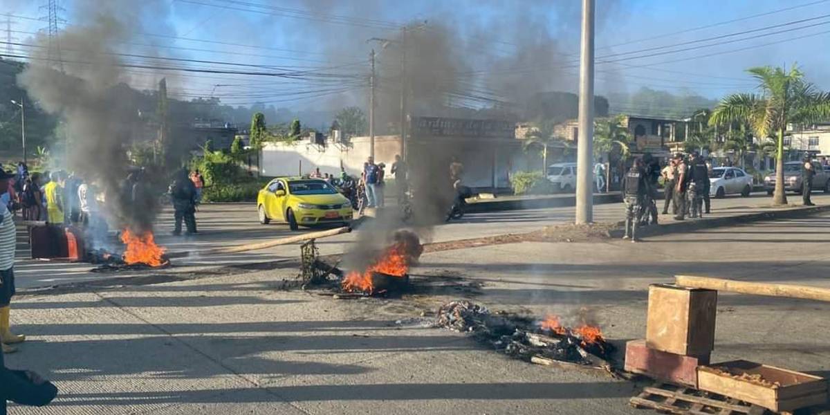 Afectados por las inundaciones en Esmeraldas cierran vía para exigir ayuda a las autoridades